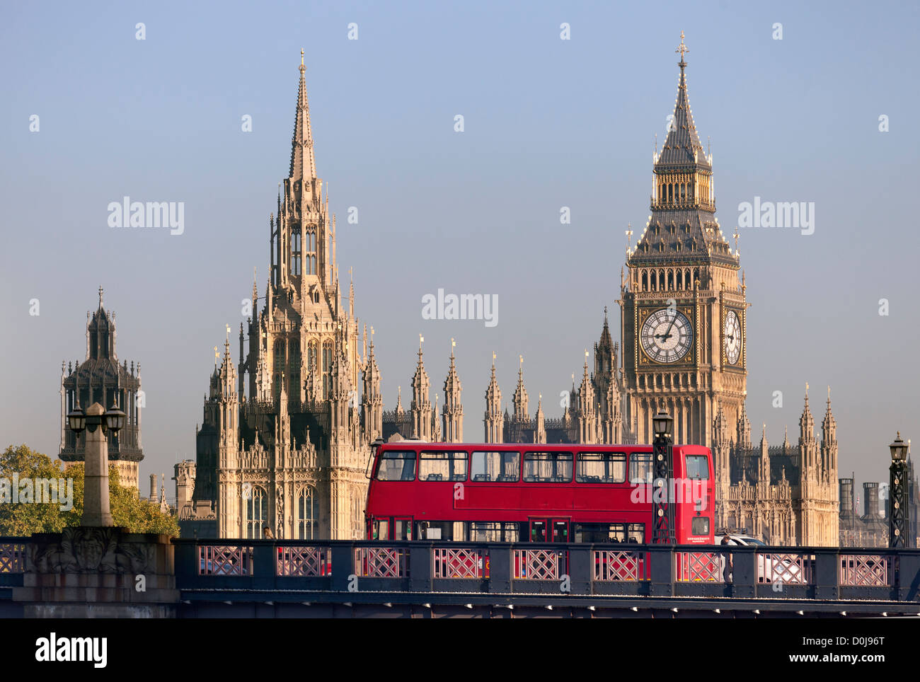 Una vista verso il Palazzo di Westminster e Lambeth Bridge su un inizio autunno mattina. Foto Stock