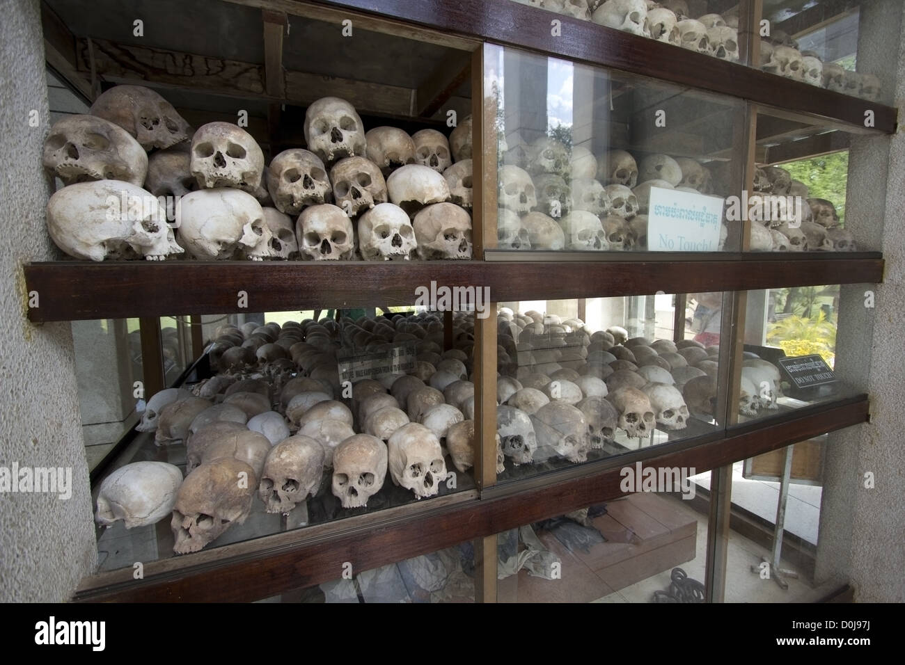 Teschi e le ossa nel campo di uccisione, Cambogia Foto Stock