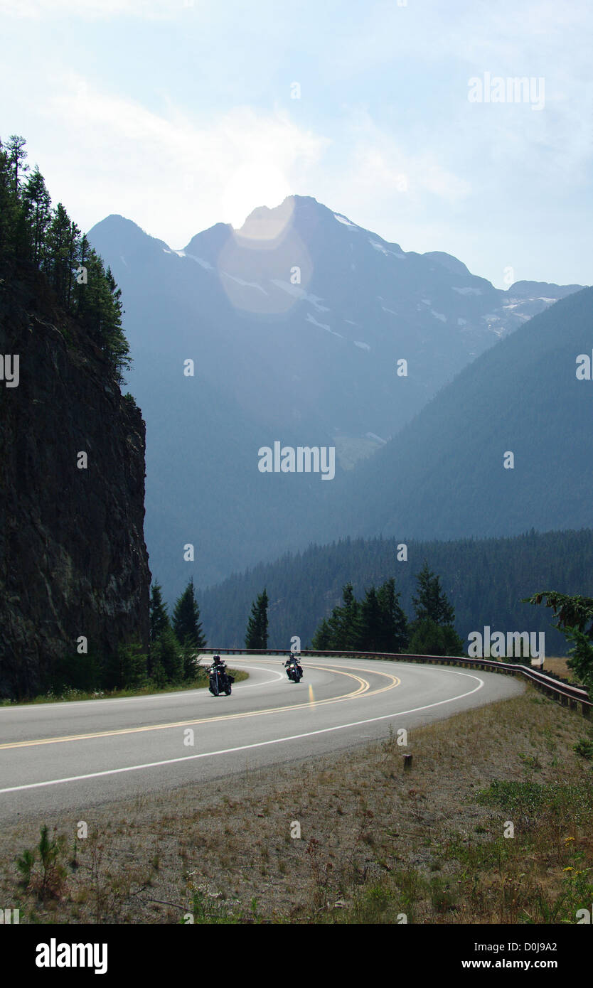Due motociclisti godere la bellezza di scenic highway 20 nello stato di Washington il Cascade Mountains. Foto Stock