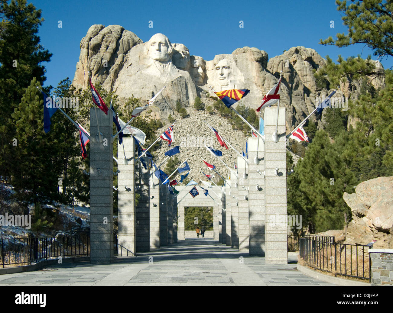Un uomo e una donna stand alone la visualizzazione di Mt. Rushmore monumento nazionale presso il parco nazionale di Grand View terrazza. Foto Stock