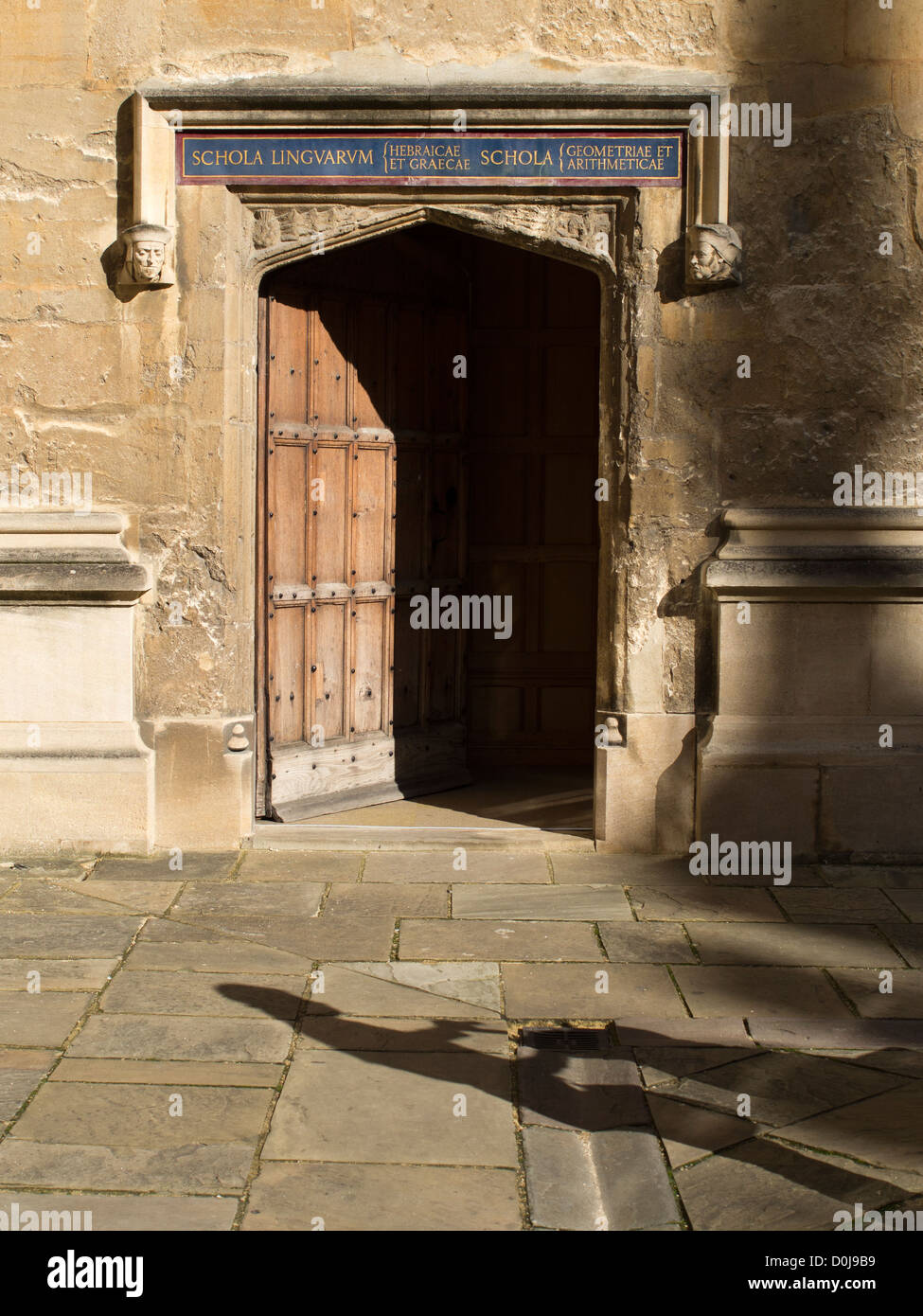 La porta della scuola di lingue presso la biblioteca Bodleian Library in Oxford. Foto Stock