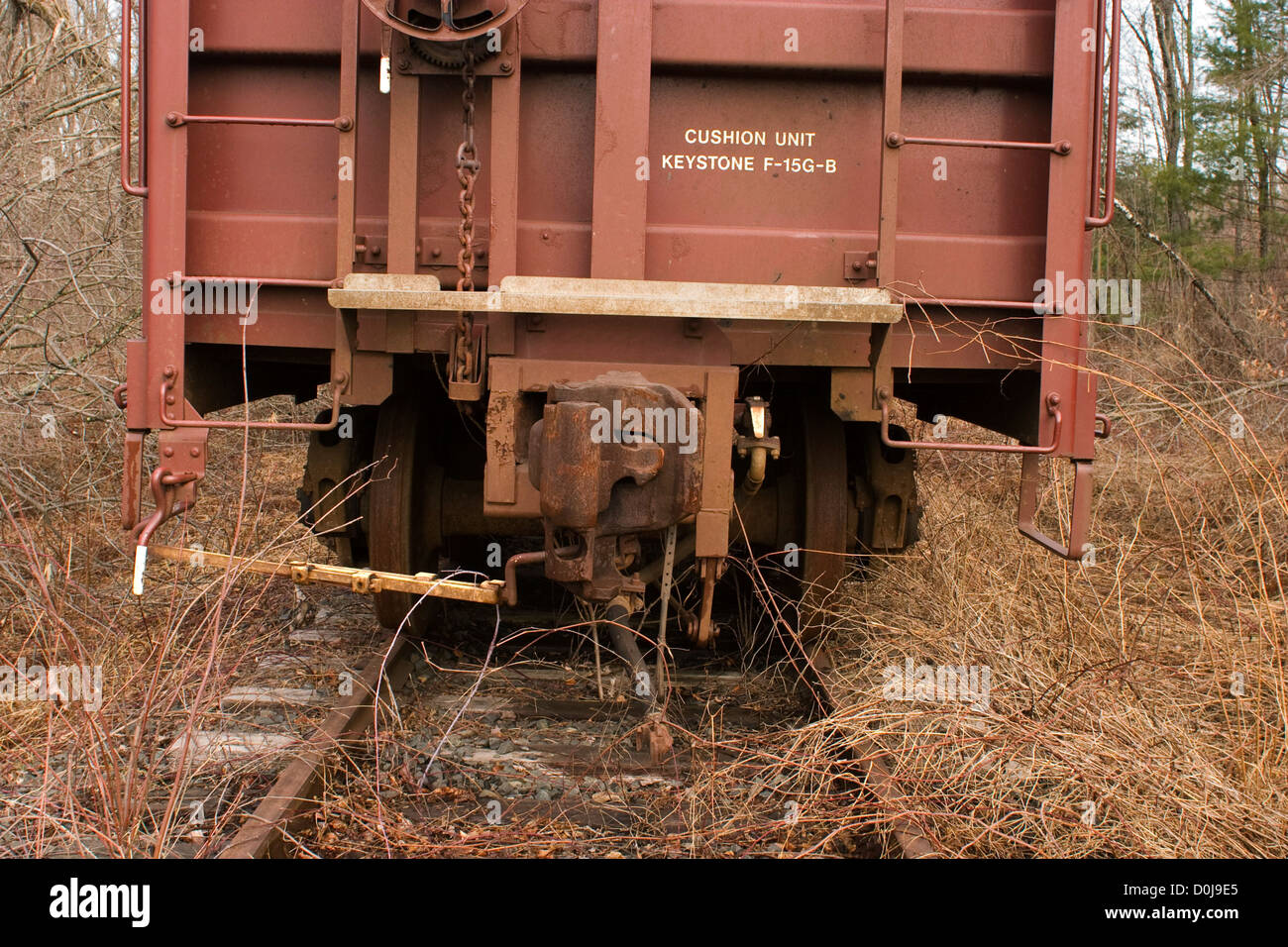 Una carrozza del treno si siede su un poco utilizzato railroad schierandosi in Massachusetts. Foto Stock