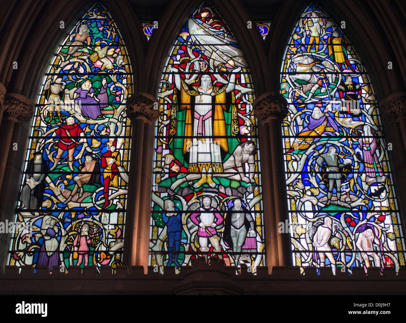 Uno dei la macchia e finestre di vetro nella Cattedrale di Southwark raffigurante un gioco di Shakespeare. Foto Stock