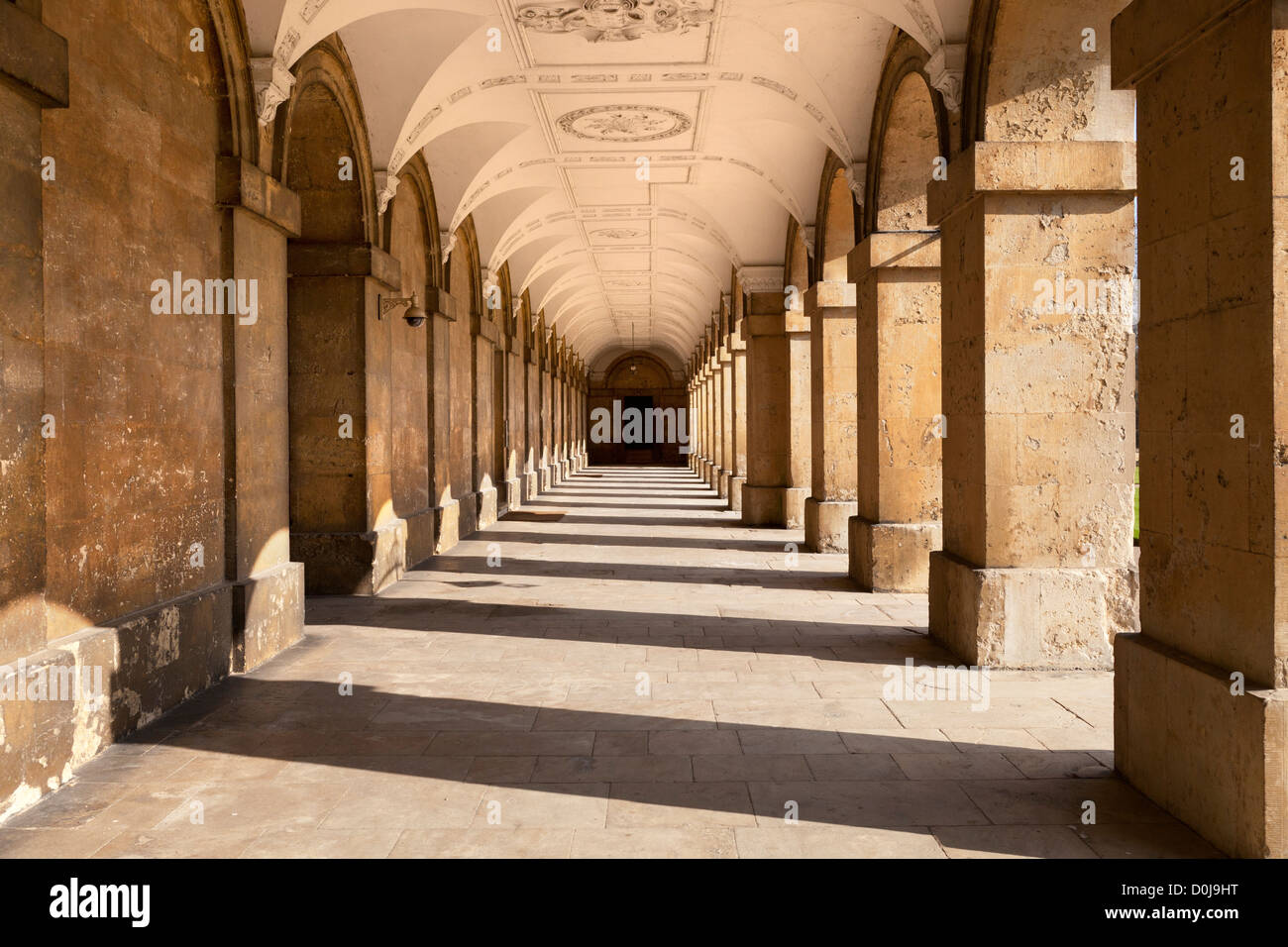 Un corridoio illuminate dal sole al Magdalen College di Oxford. Foto Stock