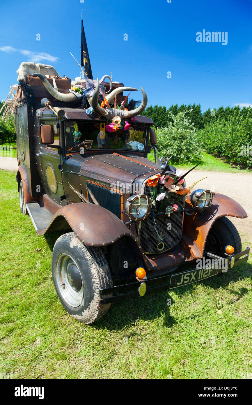 Una pelle-bound vettura chiamata Miss Hepburnella che fa parte delle arti Waterperry in azione Festival. Foto Stock