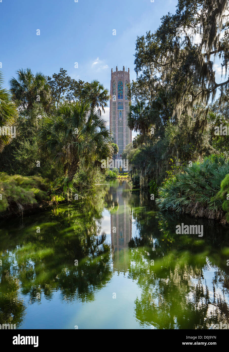 La torre di canto dal pool di riflessione, Bok Tower Gardens, lago del Galles, Polk County, Florida centrale, STATI UNITI D'AMERICA Foto Stock
