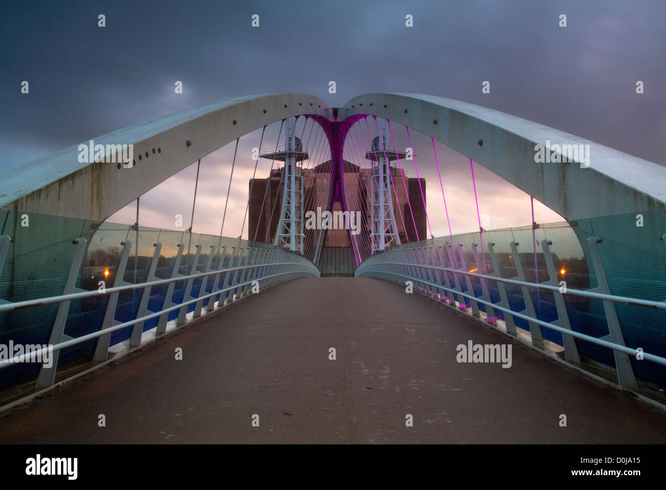 Il Lowry ponte situato in Salford Quays nella città di Salford vicino al Manchester Old Trafford. Foto Stock