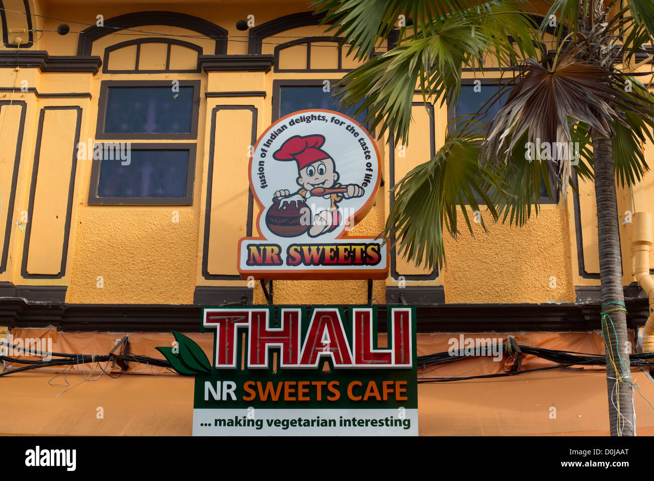 Un segno di caramelle café su uno di Georgetown il patrimonio di edifici, in Little India, Penang, Malaysia Foto Stock