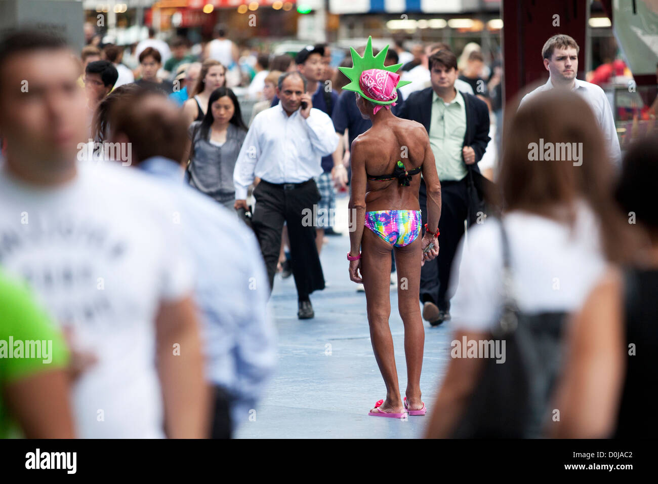 Il vecchio uomo in costume cercando di ottenere i turisti a pagare una somma di denaro per posare con lui per le foto in Times Square NYC Foto Stock