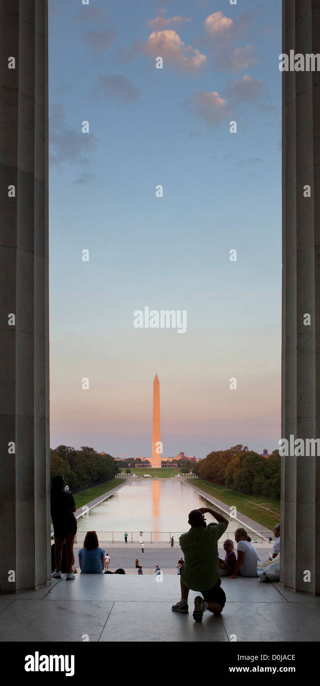 Turistica prendendo una foto del Monumento di Washington DC, Stati Uniti d'America Foto Stock