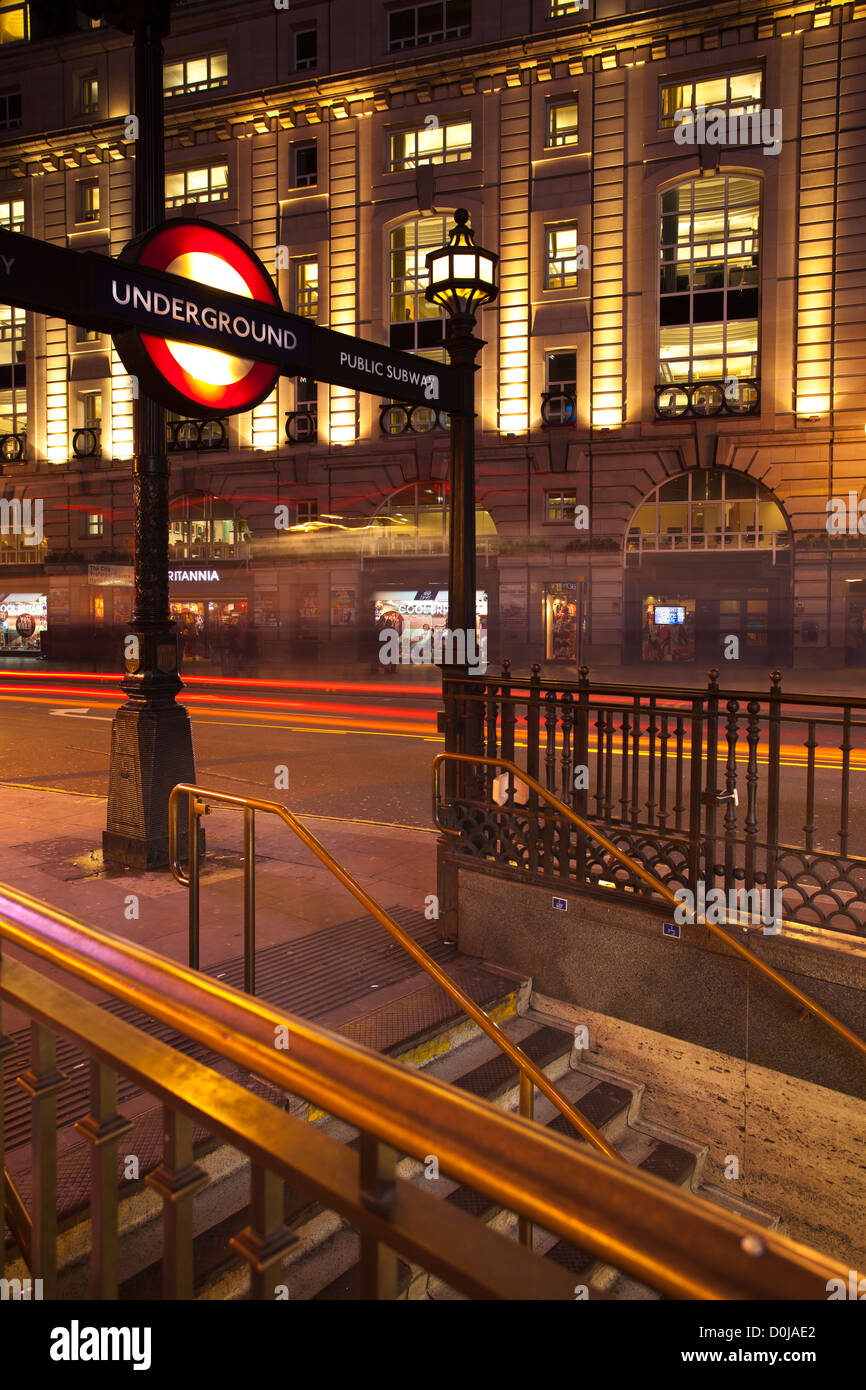 Un metro di Londra il tubo di ingresso in stazione vicino a Piccadilly Circus. Foto Stock