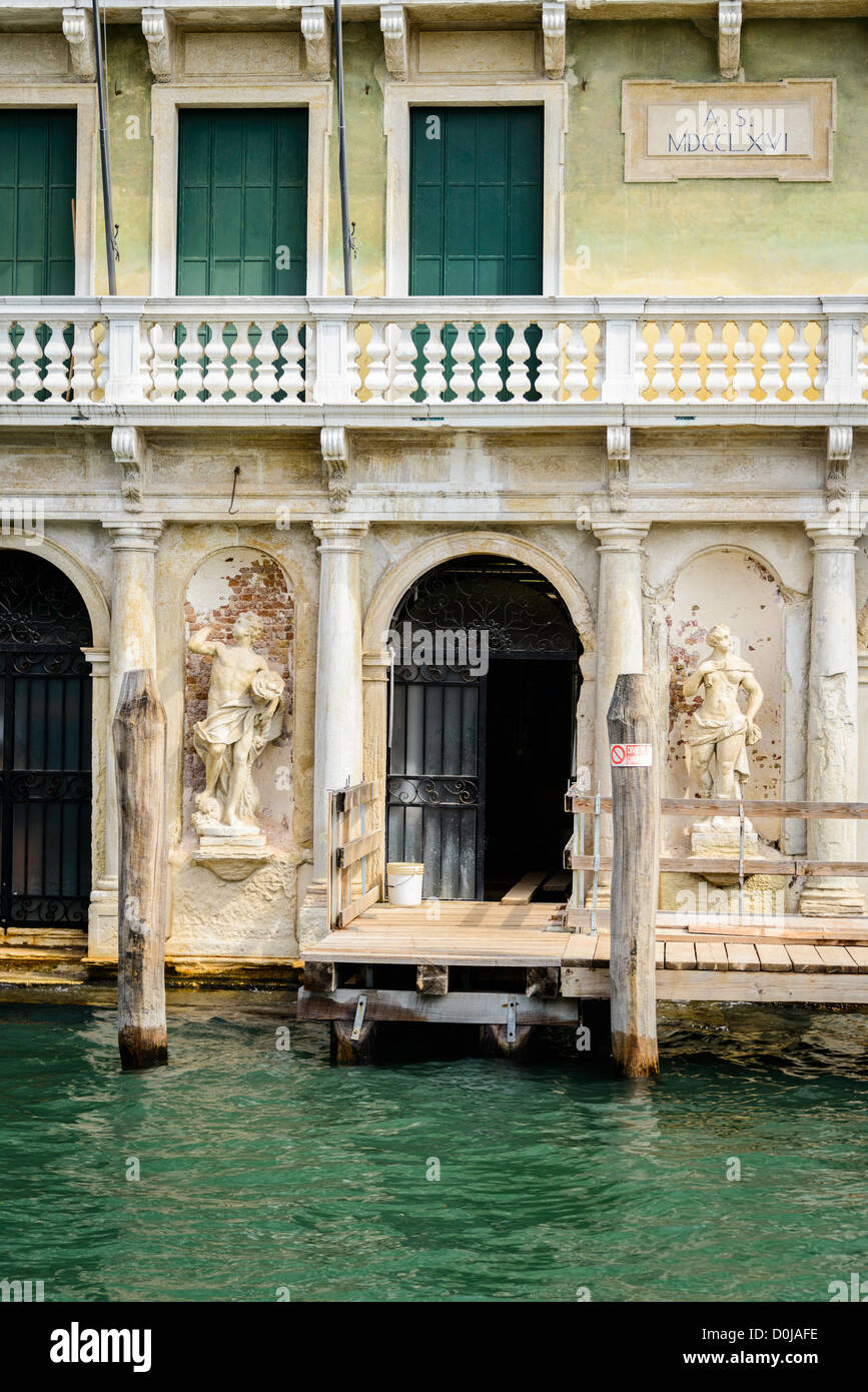 Piccolo Canale tra case a Venezia, Italia Foto Stock