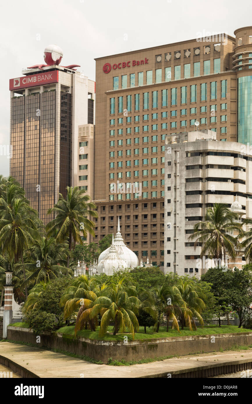 Una vista del centro di Kuala Lumpur con Jamek mosque (masjid) e OBCB e banche di salita torre Foto Stock
