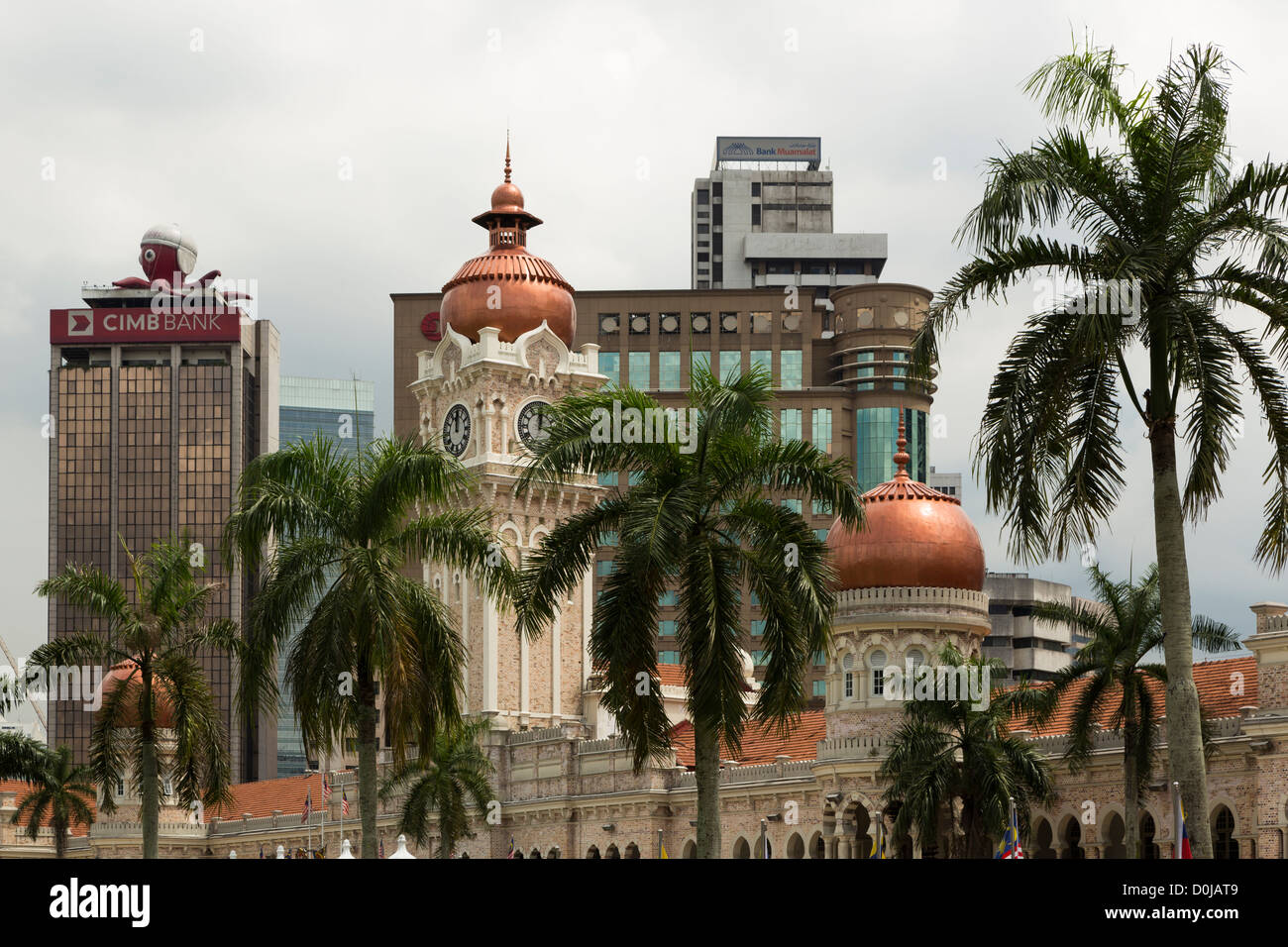 Una vista del centro di Kuala Lumpur con Palazzo Sultano Abdul Samad e banche Foto Stock