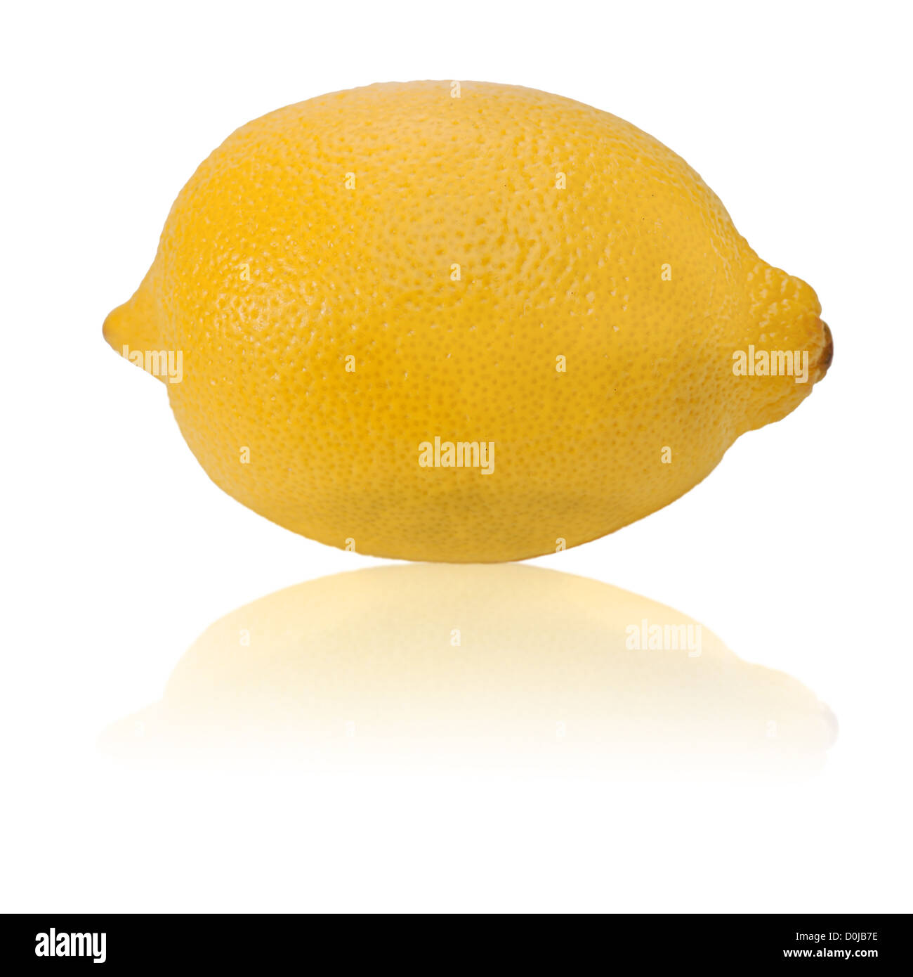 Giallo limone maturo isolato su uno sfondo bianco Foto Stock