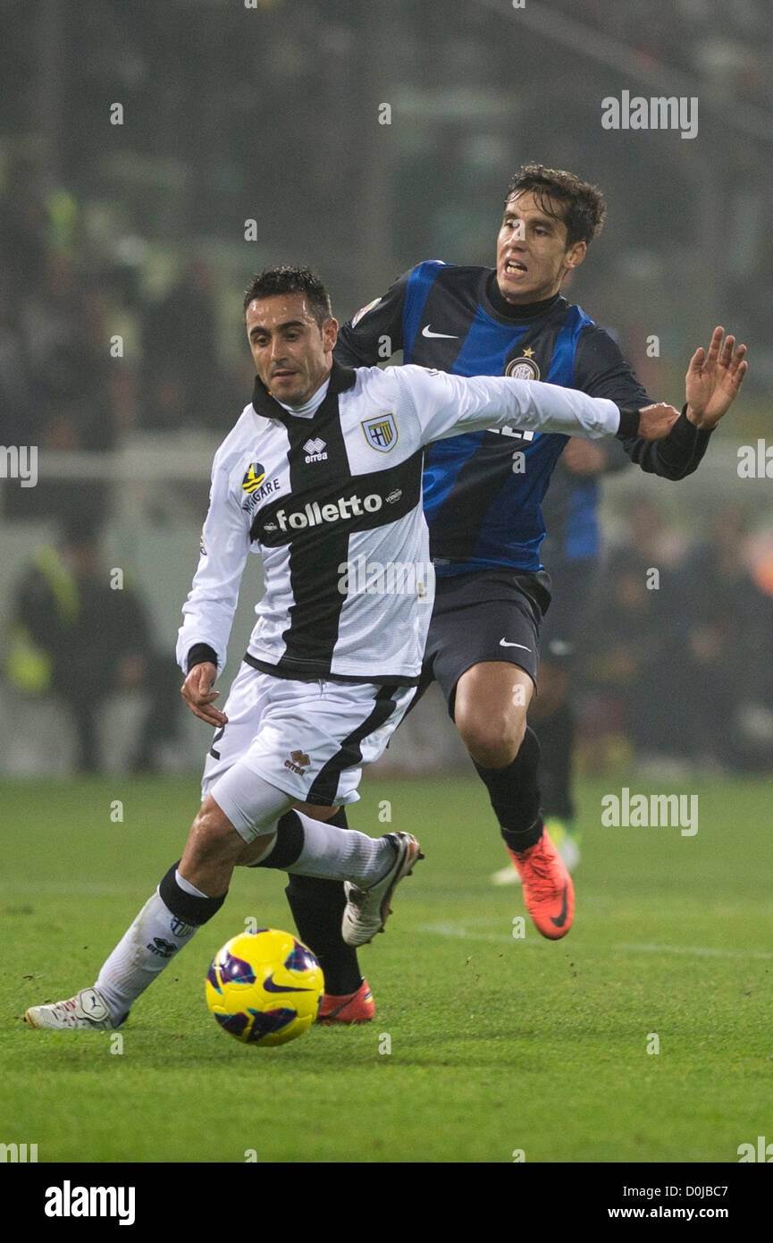 Marco Marchionni (Parma), Ricardo Alvarez (Inter), 26 novembre 2012 - Calcio : Italiano 'Serie A' match tra Parma 1-0 Inter a stadio Ennio Tardini di Parma, Italia. (Foto di Maurizio Borsari/AFLO) [0855] Foto Stock