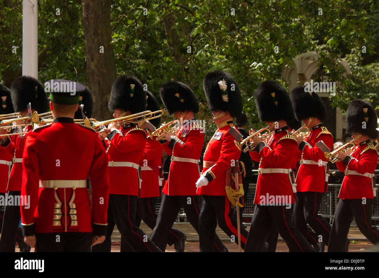 Banda del Welsh Guards marciando per la sfilata delle Guardie a Cavallo presso il Trooping del colore. Foto Stock