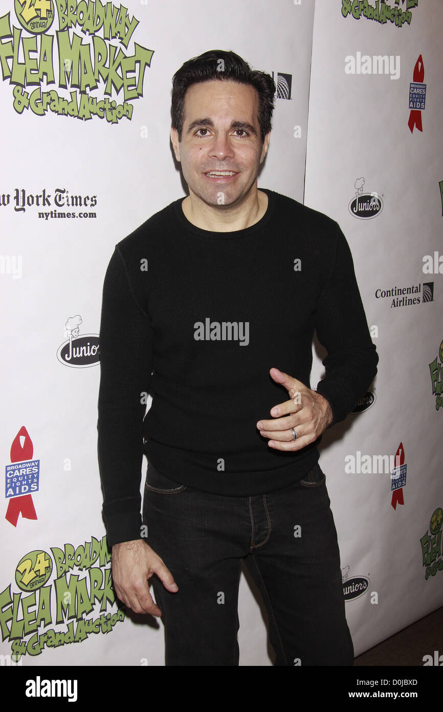 Mario Cantone la ventiquattresima edizione Broadway Cares/Equity combatte contro l'AIDS Il Mercato delle Pulci e grand'asta svoltasi in Shubert Alley di New York Foto Stock