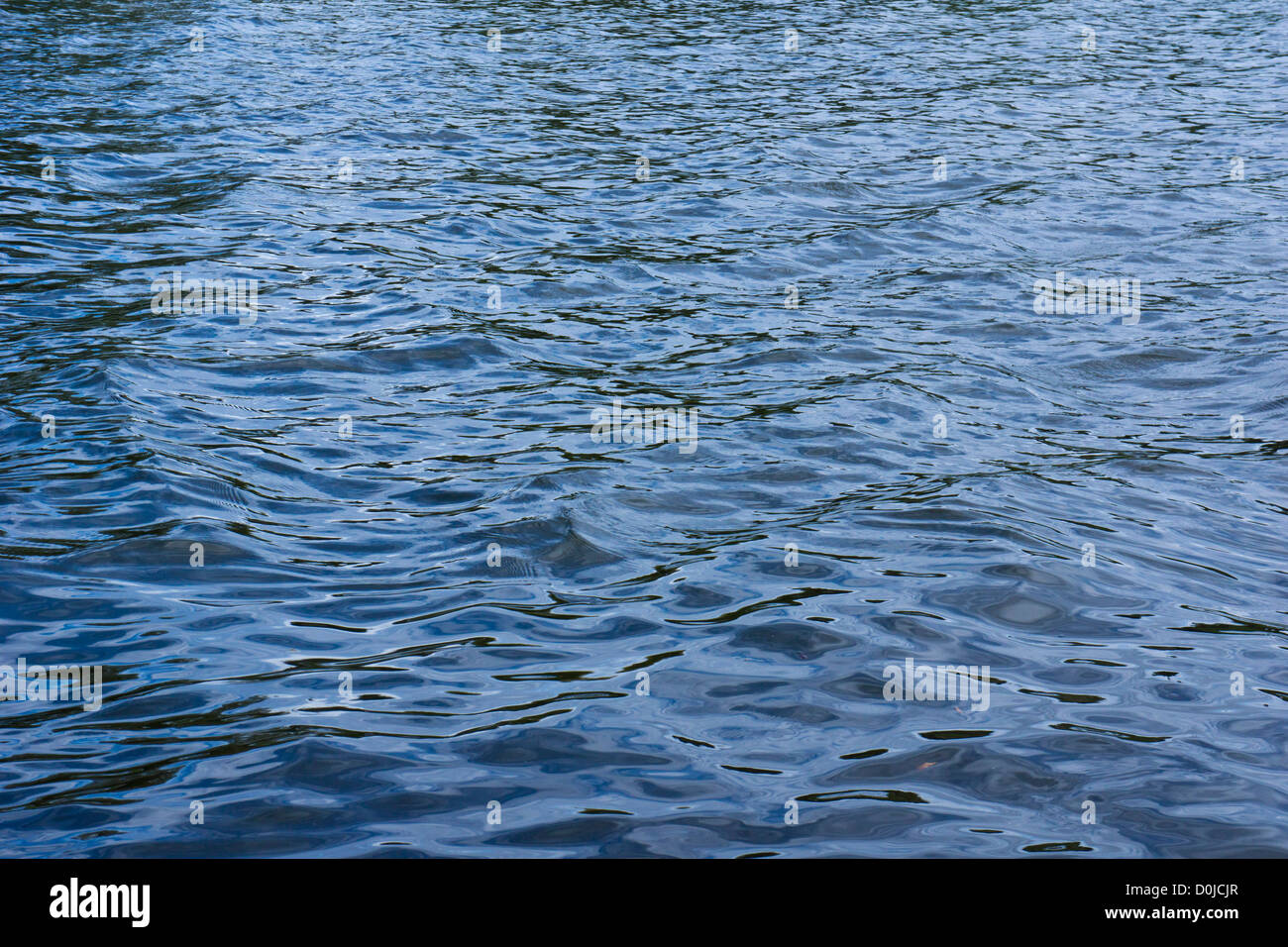 Blu sullo sfondo di acqua vento onde mite Foto Stock