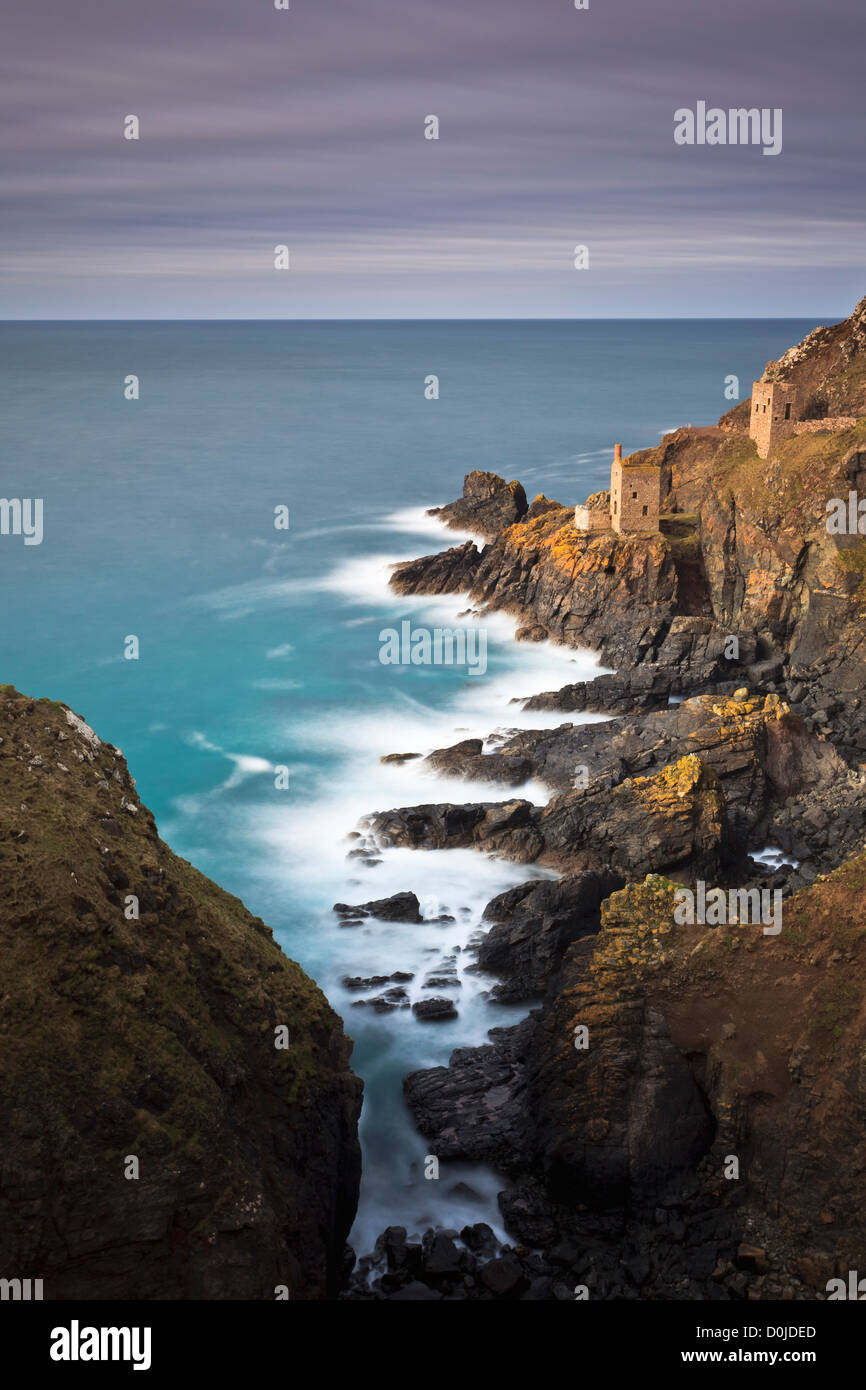 Una vista verso il Botallack miniere di stagno sul Cornish Coast. Foto Stock