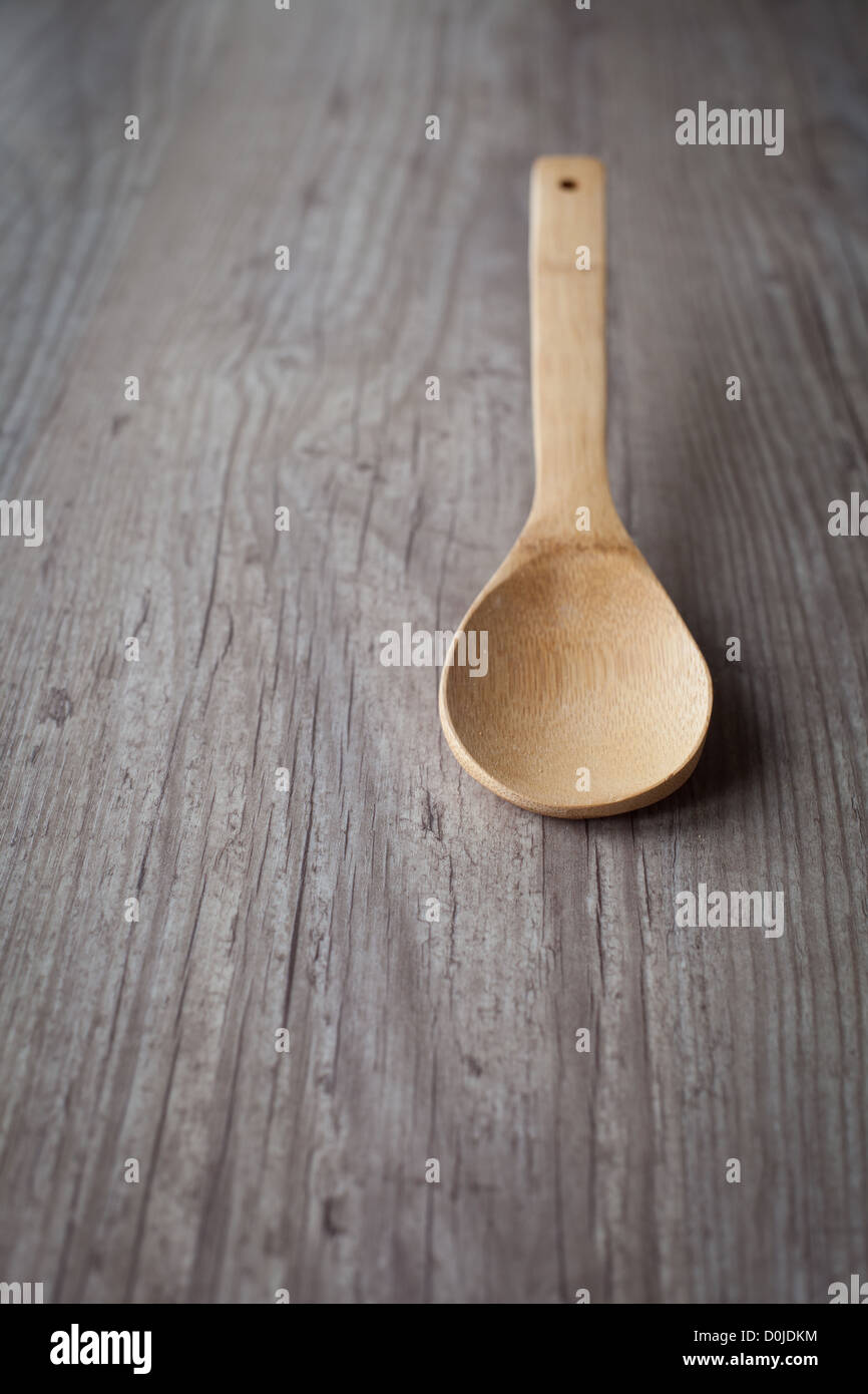 Svuotare il cucchiaio di legno su un sfondo di legno Foto Stock