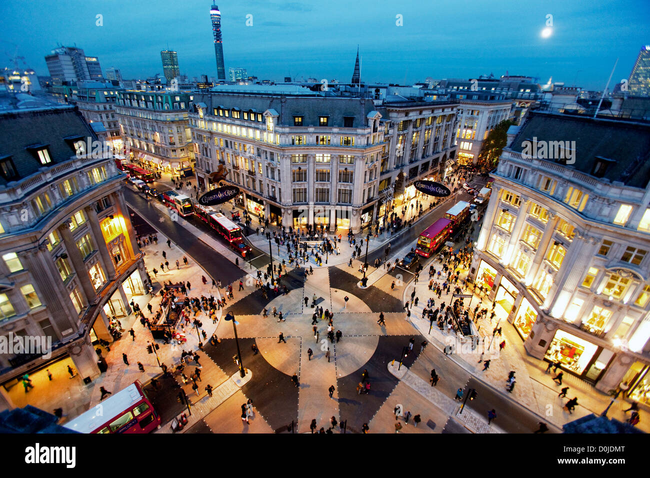 Guardando verso il basso sulla New Oxford Circus attraversando al tramonto. Foto Stock