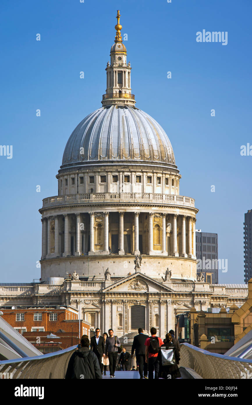 Cupola di St Pauls dal Millennium Bridge. Foto Stock