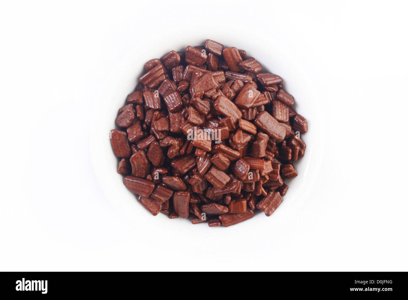 Scaglie di cioccolato su bianco Foto Stock