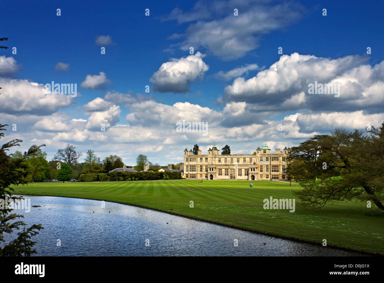 Vista in lontananza l'inizio del XVII secolo country house a Audley End. Foto Stock