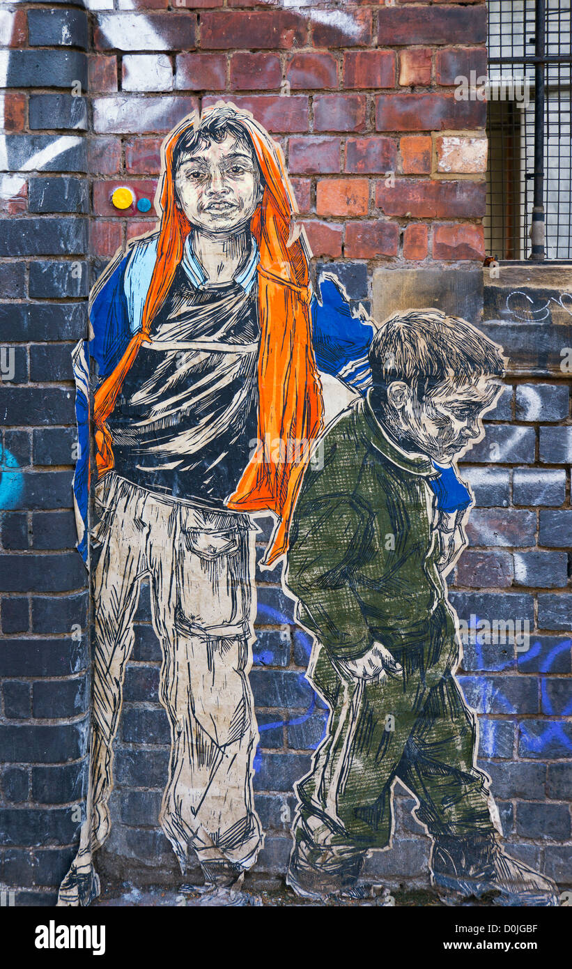 Ragazzi disegnato su carta bloccata su una parete in Shoreditch. Foto Stock
