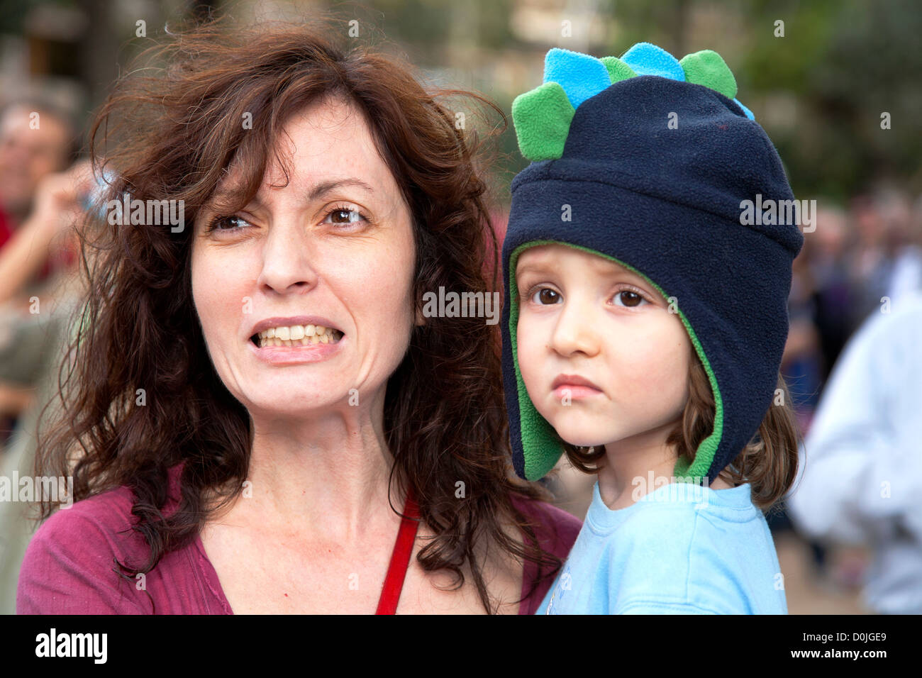 Lo spagnolo madre e figlio guarda con orrore come un castello umano crolla Foto Stock