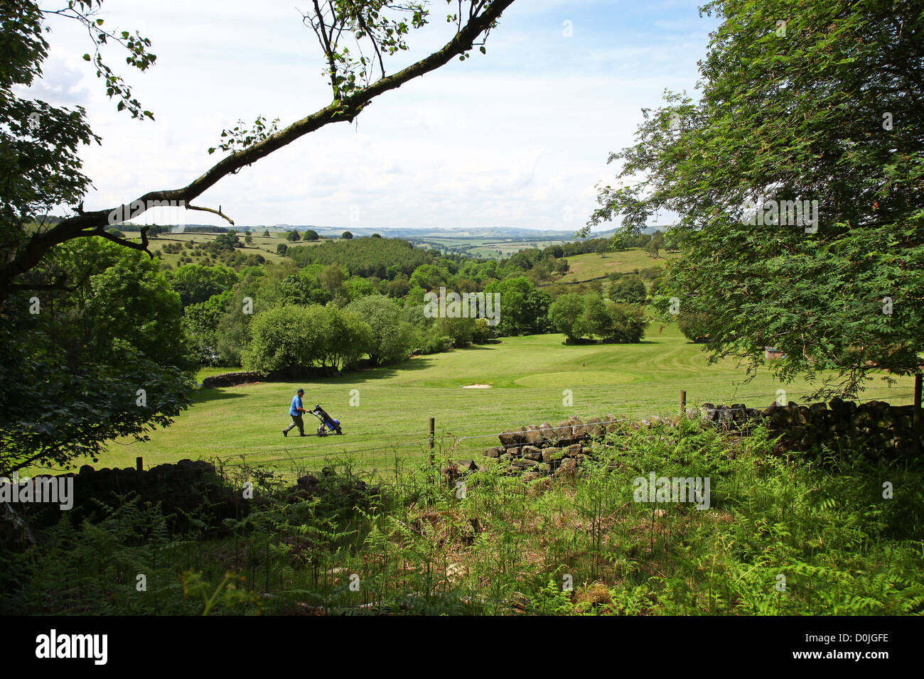 Un giocatore di golf sul Eric Byne memorial campeggio campo da golf, Baslow, Derbyshire, Inghilterra Foto Stock