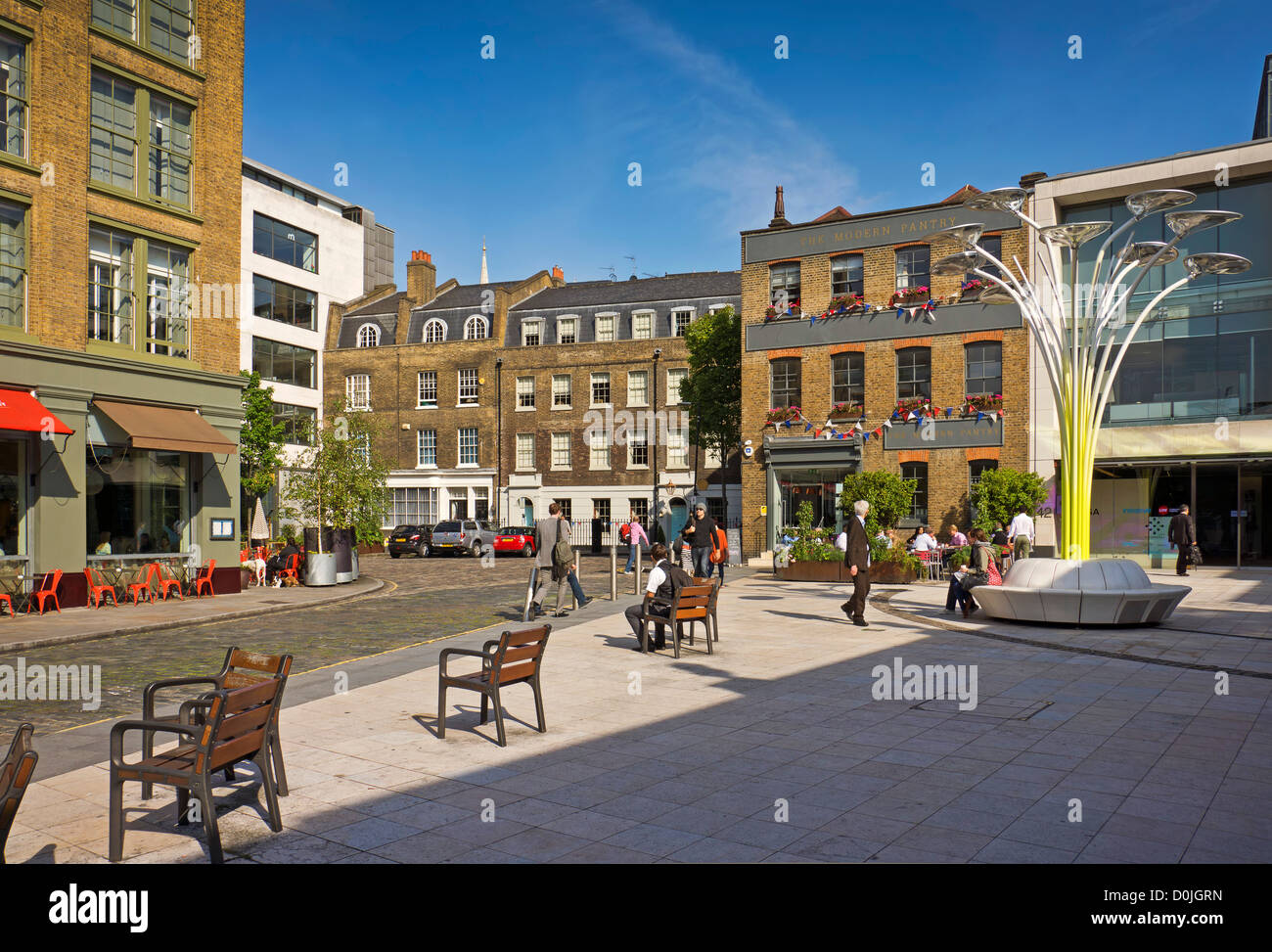 Persone che camminano in St John's Square di Clerkenwell. Foto Stock