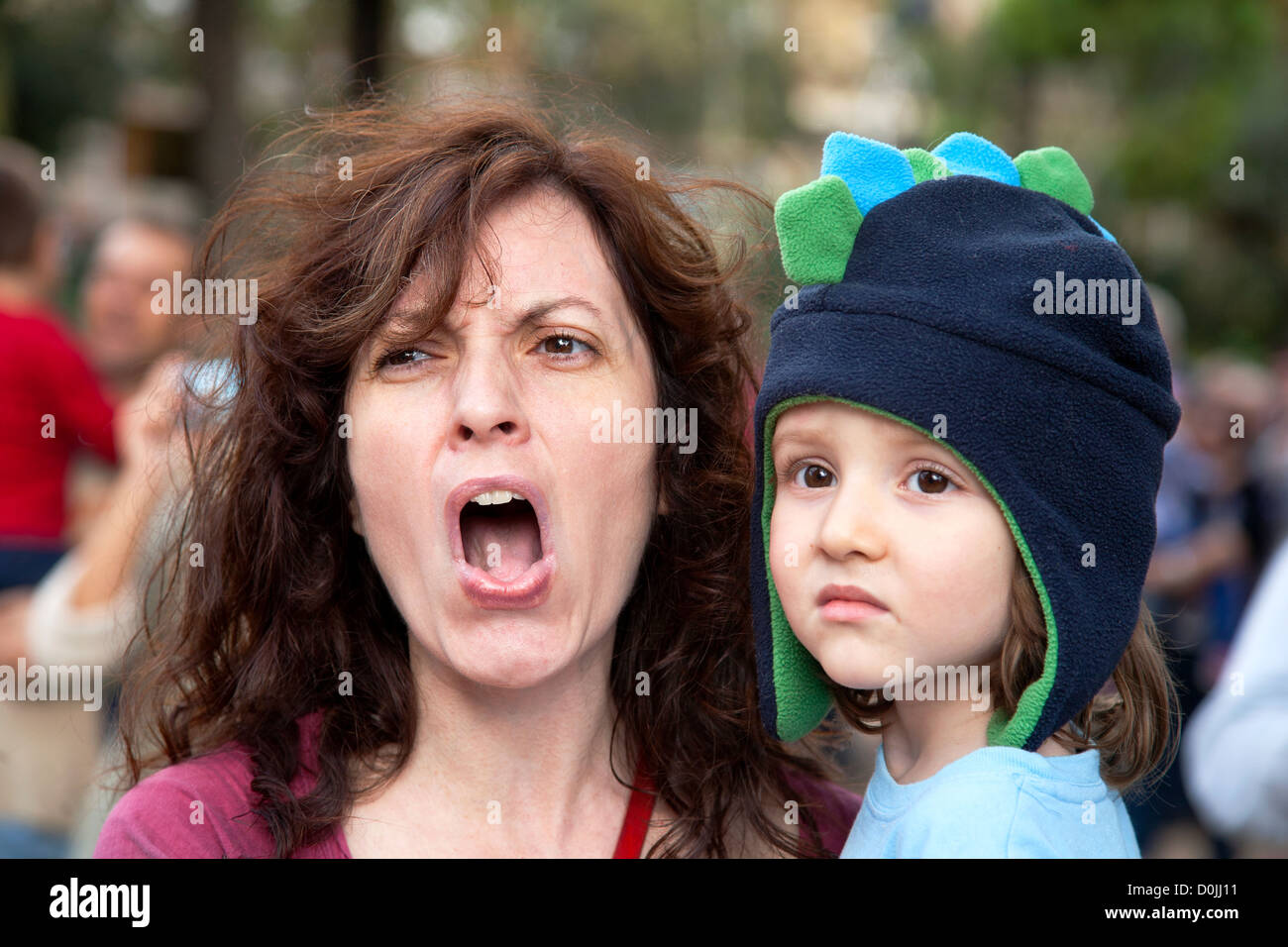 Lo spagnolo madre e figlio guarda con orrore come un castello umano crolla Foto Stock