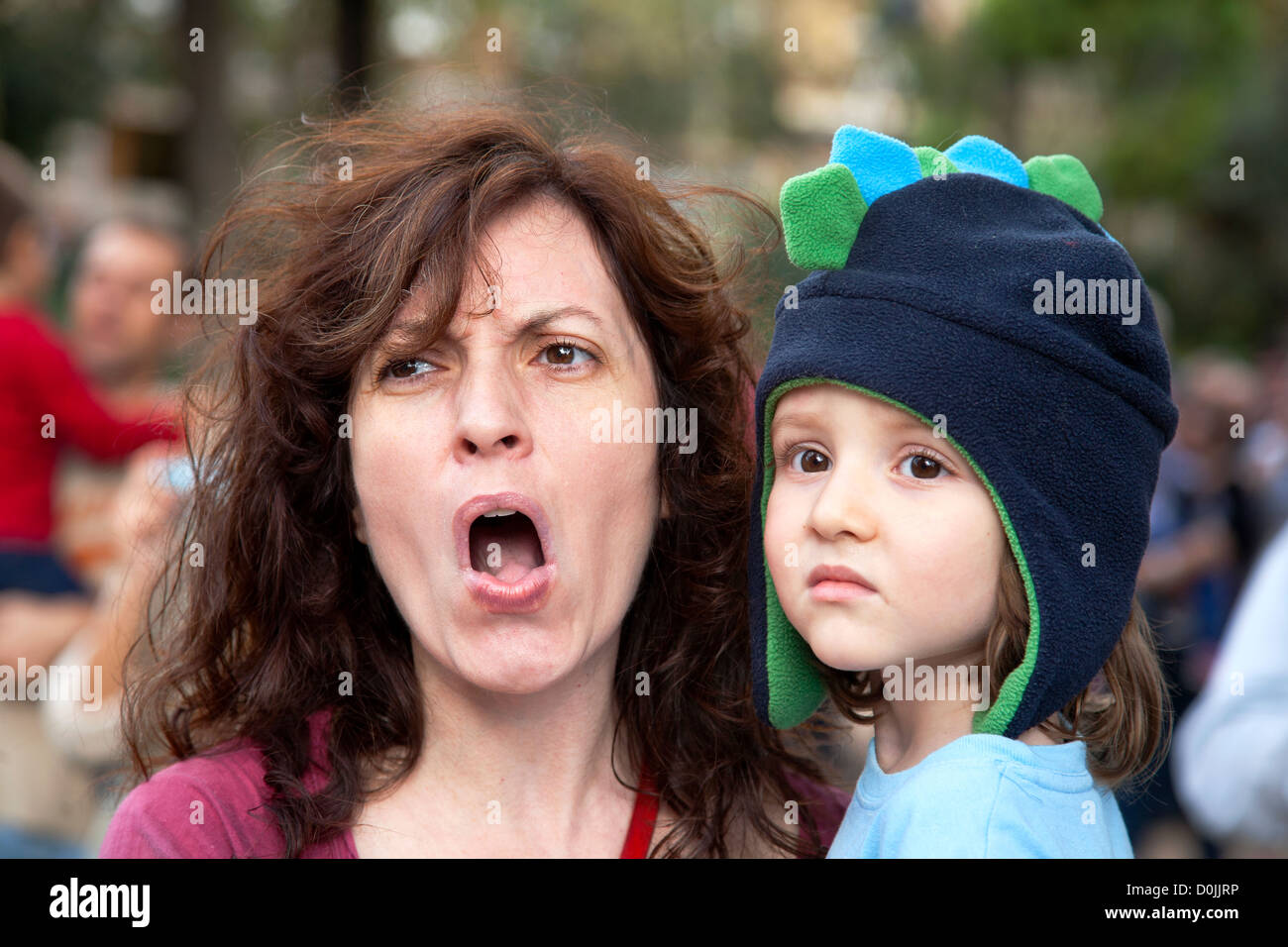 Lo spagnolo madre e figlio guarda con orrore come un castello umano crolla Foto Stock