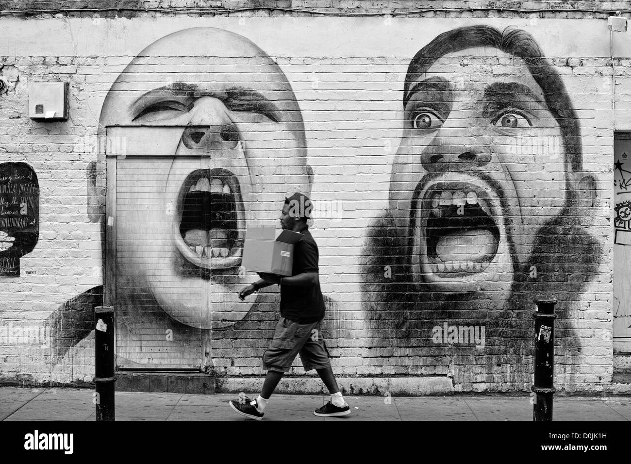 Hanbury street art raffiguranti gli estremi di intolleranza. Foto Stock