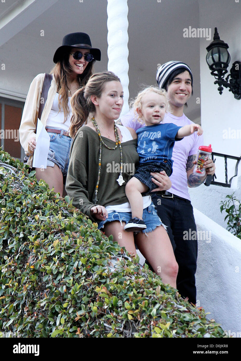 Ashley Simpson-Wentz, Pete Wentz e il loro figlio Bronx Mowgli Wentz, essendo portato da un amico di famiglia, al di fuori della loro casa di Los Foto Stock
