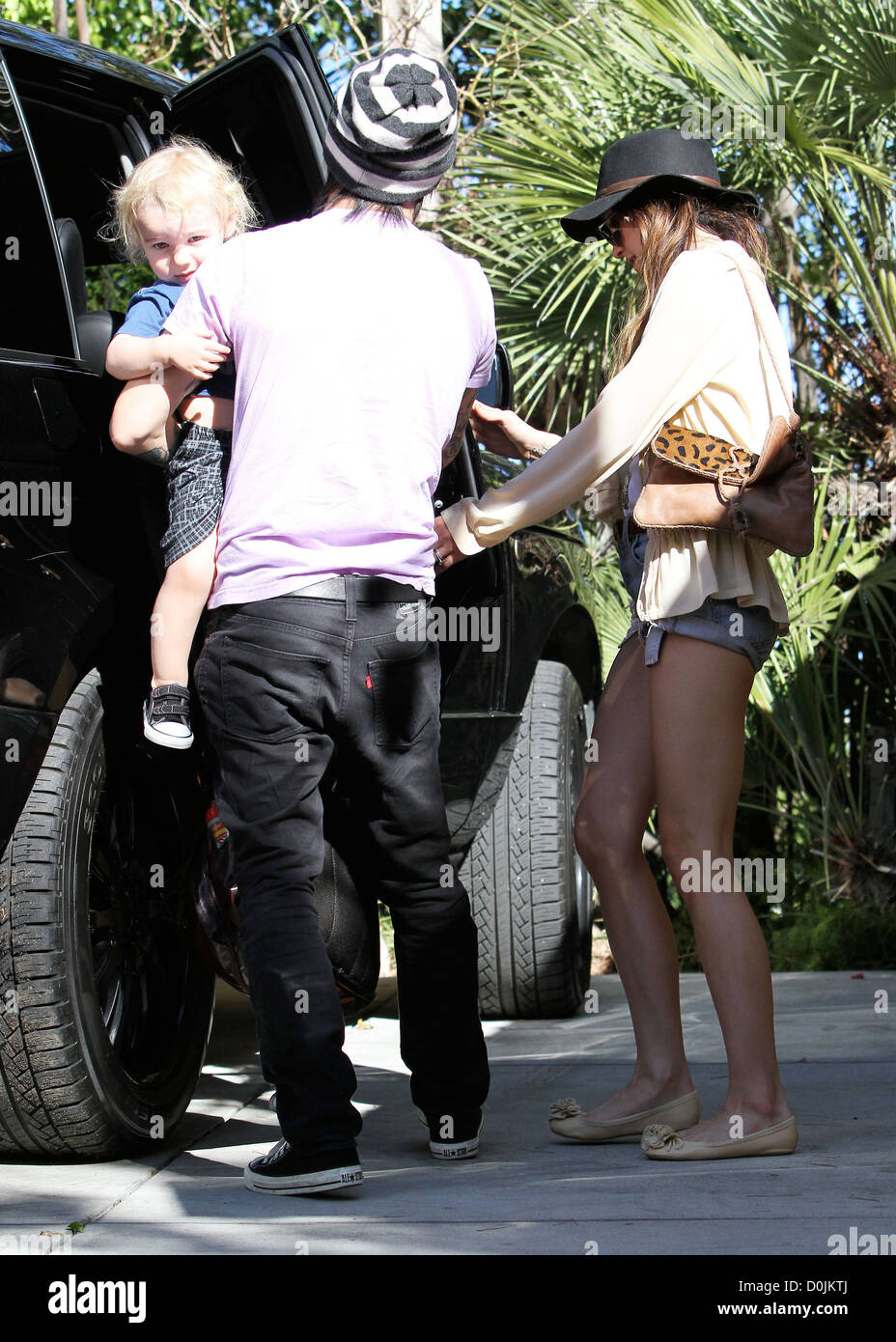 Ashley Simpson-Wentz, Pete Wentz e il loro figlio Bronx Mowgli Wentz ottiene nella famiglia auto al di fuori della loro casa di Los Angeles Los Foto Stock