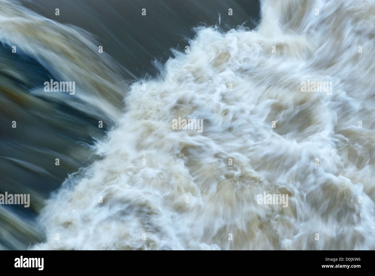 Acqua di un fiume scorre sopra la diga a Chester Regno Unito Foto Stock