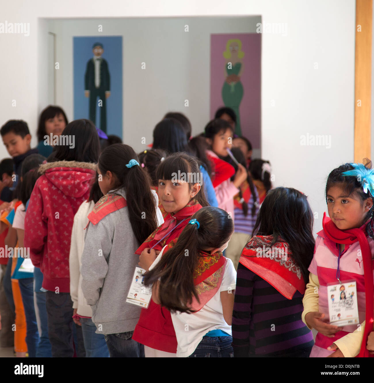 Gita scolastica delle bambine in attesa di utilizzare il bagno al Museo Nacional de Culturas popolare in Coyoacan in Città del Messico DF Foto Stock
