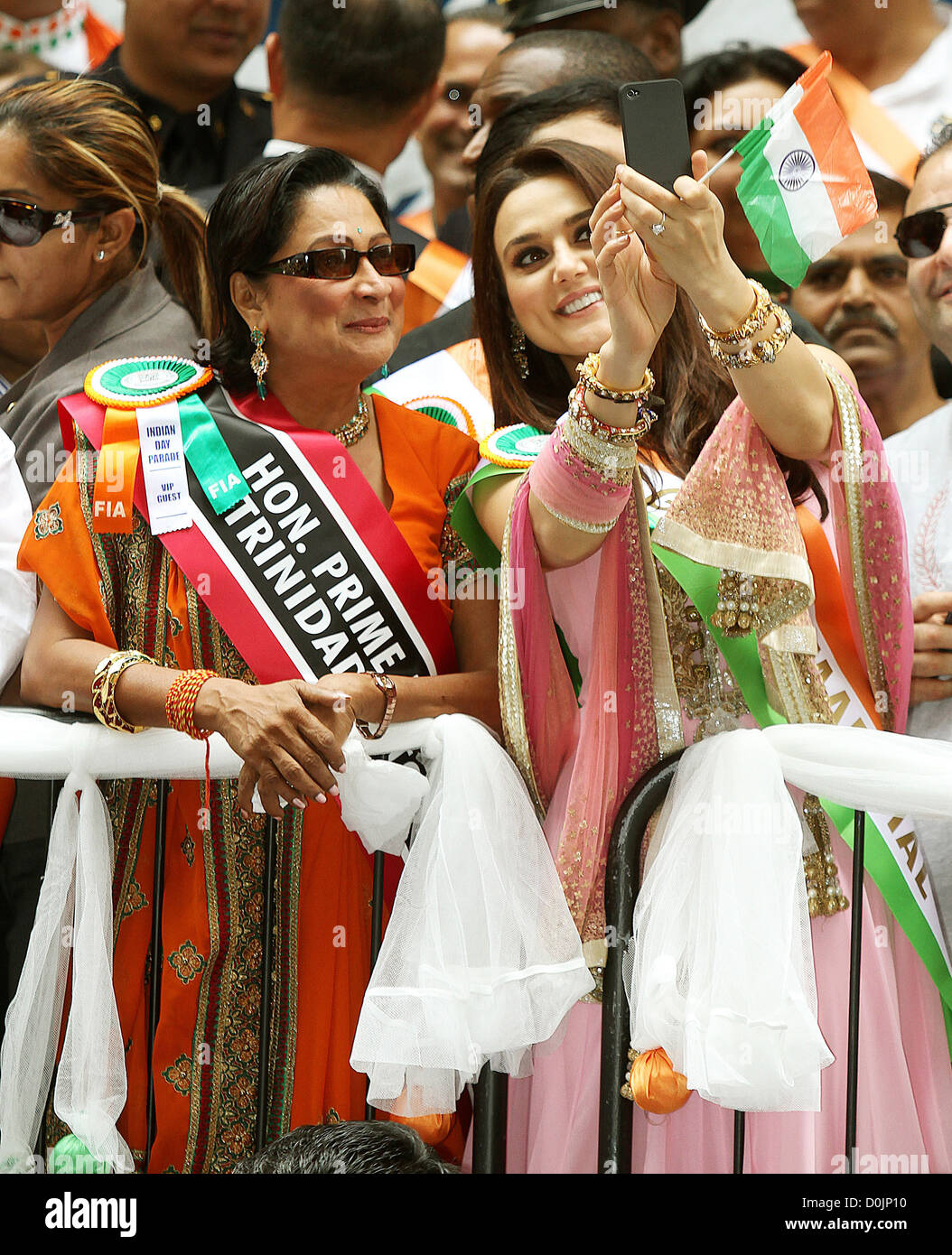 Attrice indiana Preity Zinta e il Primo ministro di Trinidad e Tobago, Kamala Persad Bissessar India parata del giorno su Madison Foto Stock