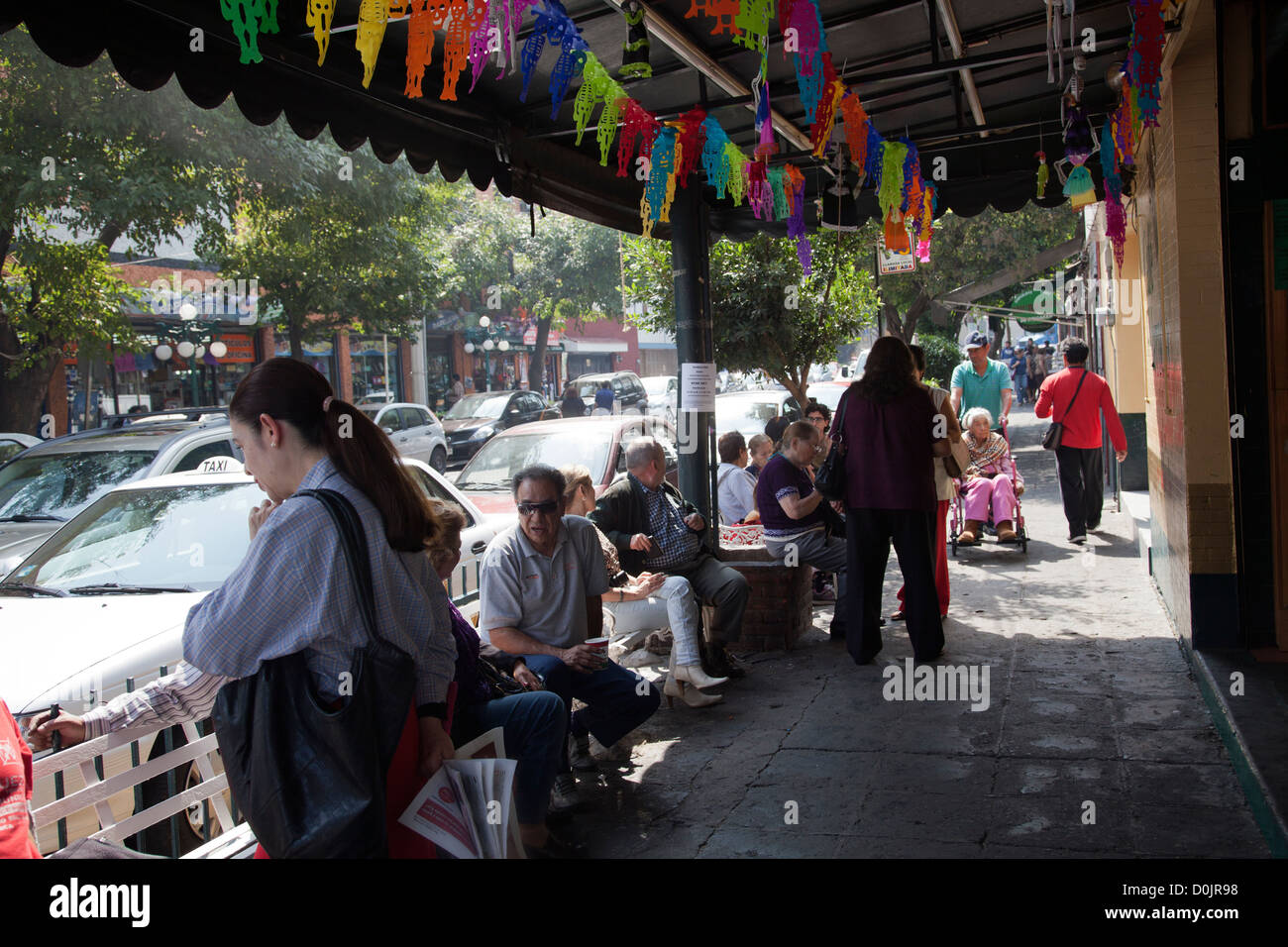 El il jarocho Coffee House clientela sedersi sulle panchine lungo il marciapiede godendo la loro birra in Coyoacan in Città del Messico DF Foto Stock