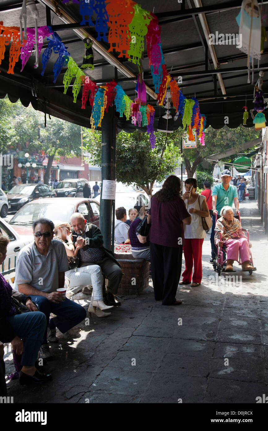El il jarocho Coffee House clientela sedersi sulle panchine lungo il marciapiede godendo la loro birra in Coyoacan in Città del Messico DF Foto Stock