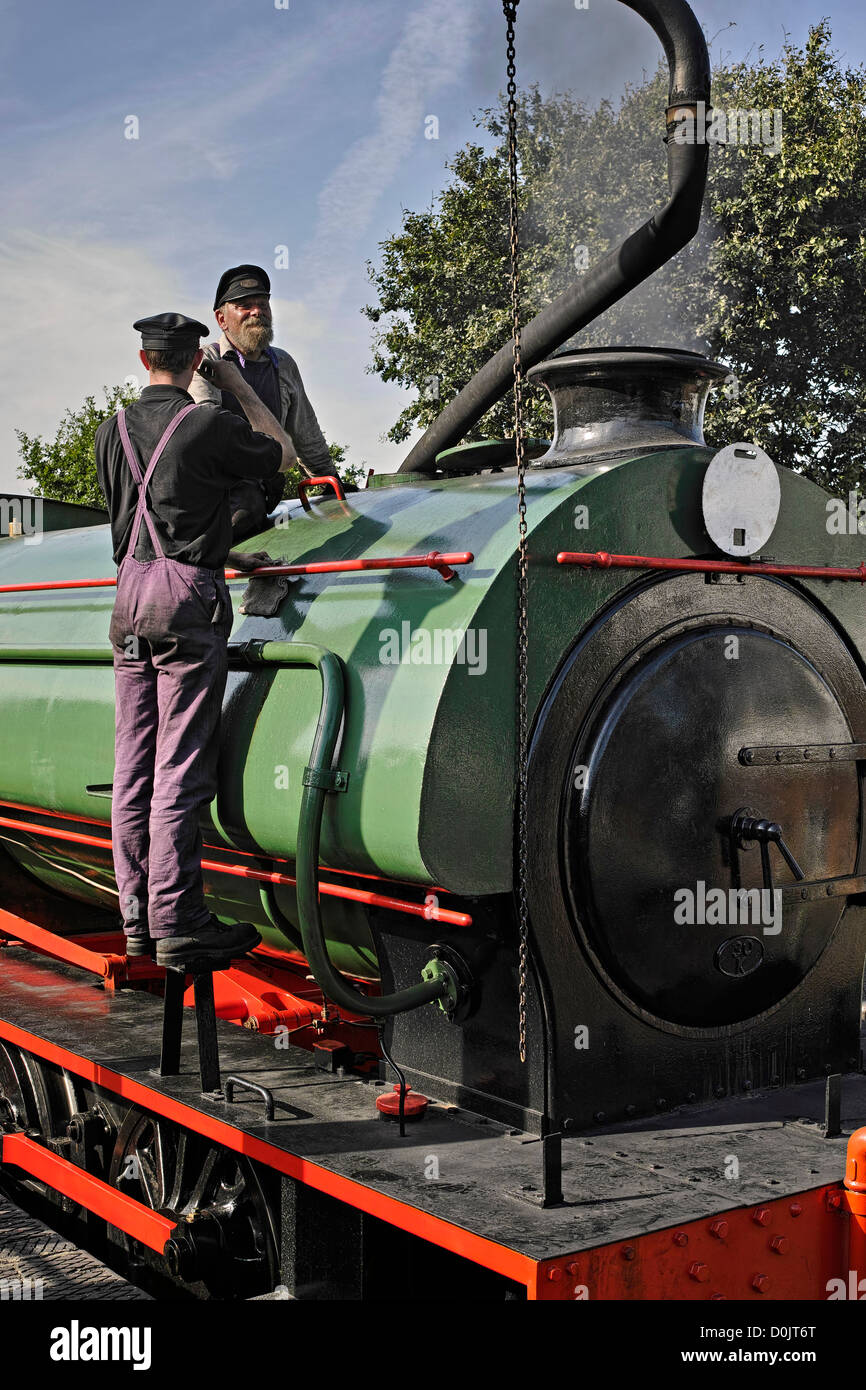 Aggiunta di acqua alla caldaia sul Colne Valley e Halstead ferrovia. Foto Stock