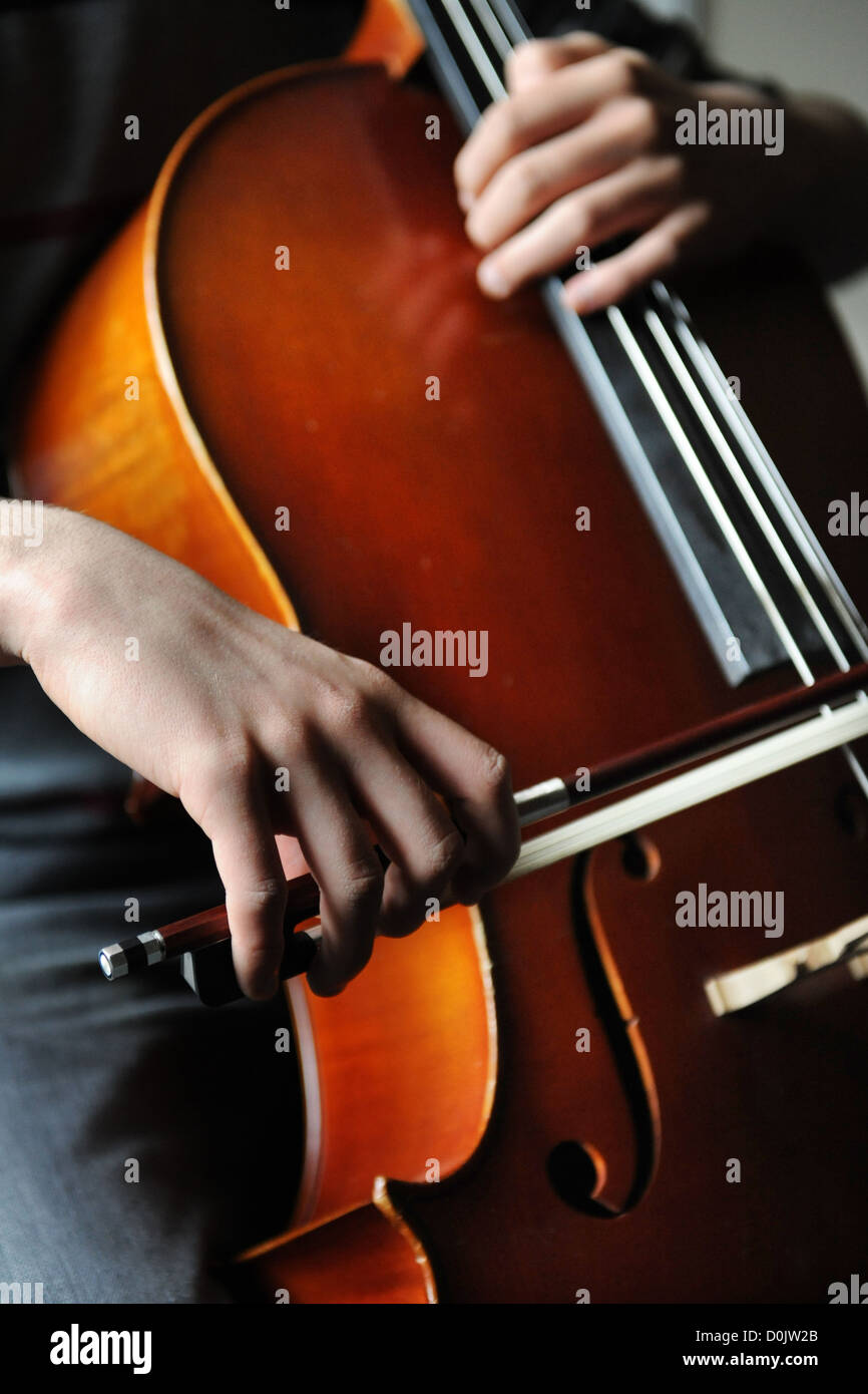 Violoncello violoncellista stringhe giocando Foto Stock