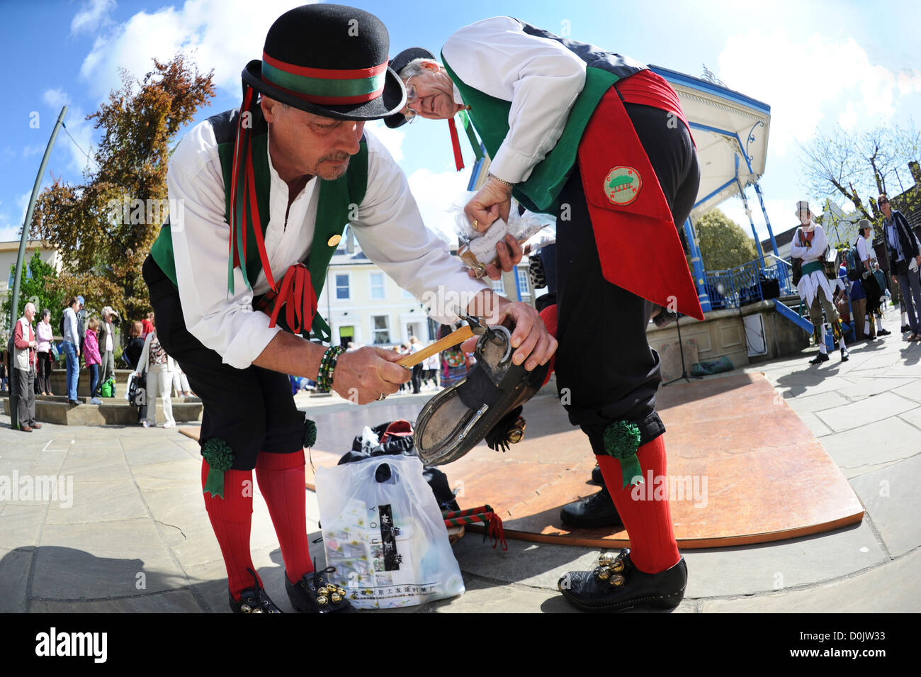 Anello chanctonbury morris uomini permettono di eseguire riparazioni di scarpa in Horsham Carfax Foto Stock