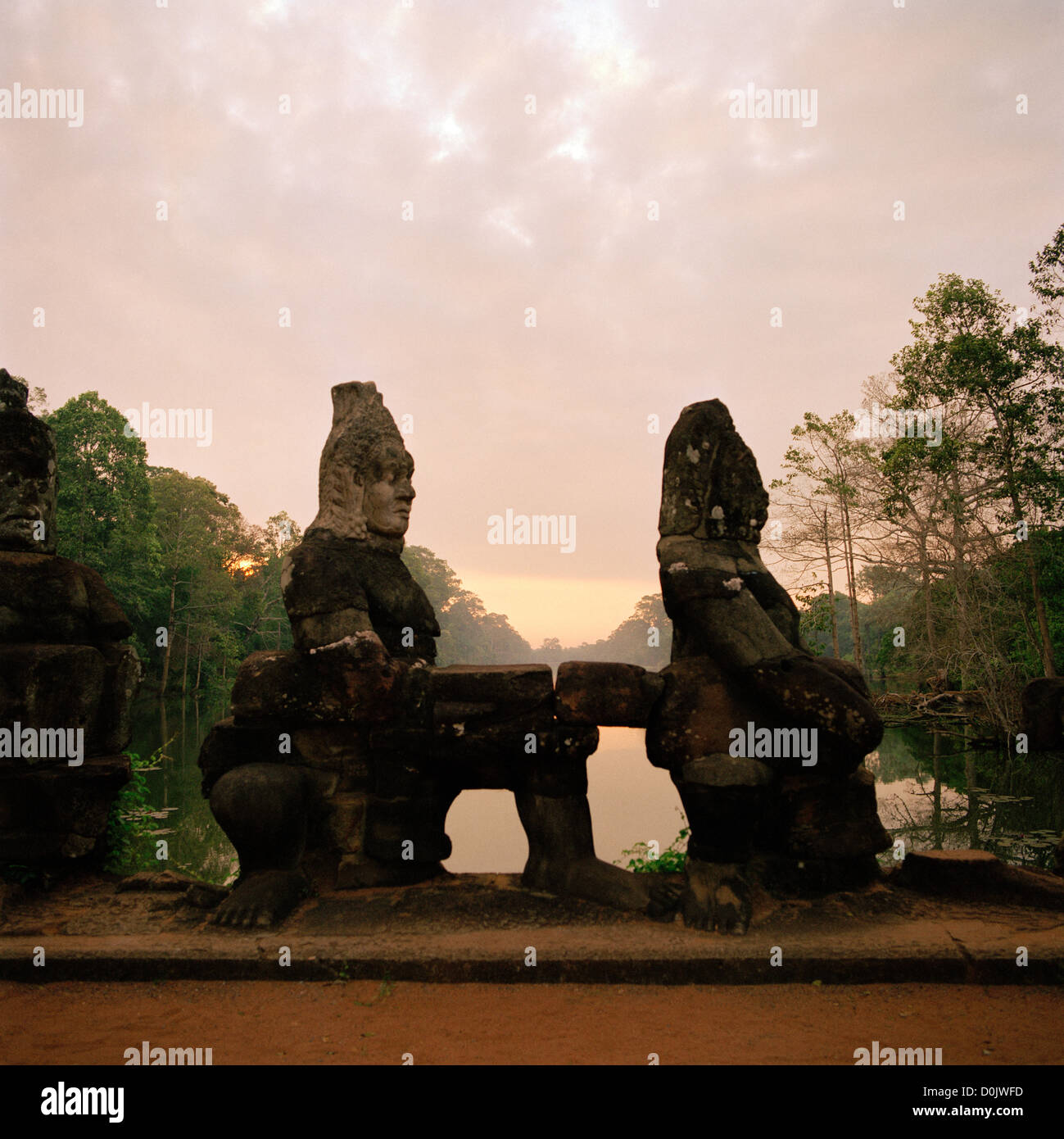 Khmer arte scultura gli dèi di Causeway a South Gate a Angkor Thom dei templi di Angkor a Siem Reap in Cambogia nel sud-est asiatico. Viaggiare Foto Stock