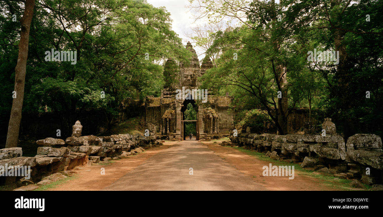 Architettura Khmer della vittoria porta di Angkor Thom presso i templi di Angkor a Siem Reap in Cambogia nel sud-est asiatico. Storia della Cambogia Travel Foto Stock