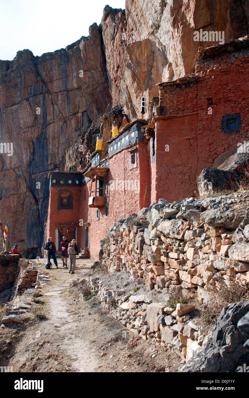 Il monastero di tsa kang arroccato su una stretta mensola in montagna vicino a shey gompa Foto Stock