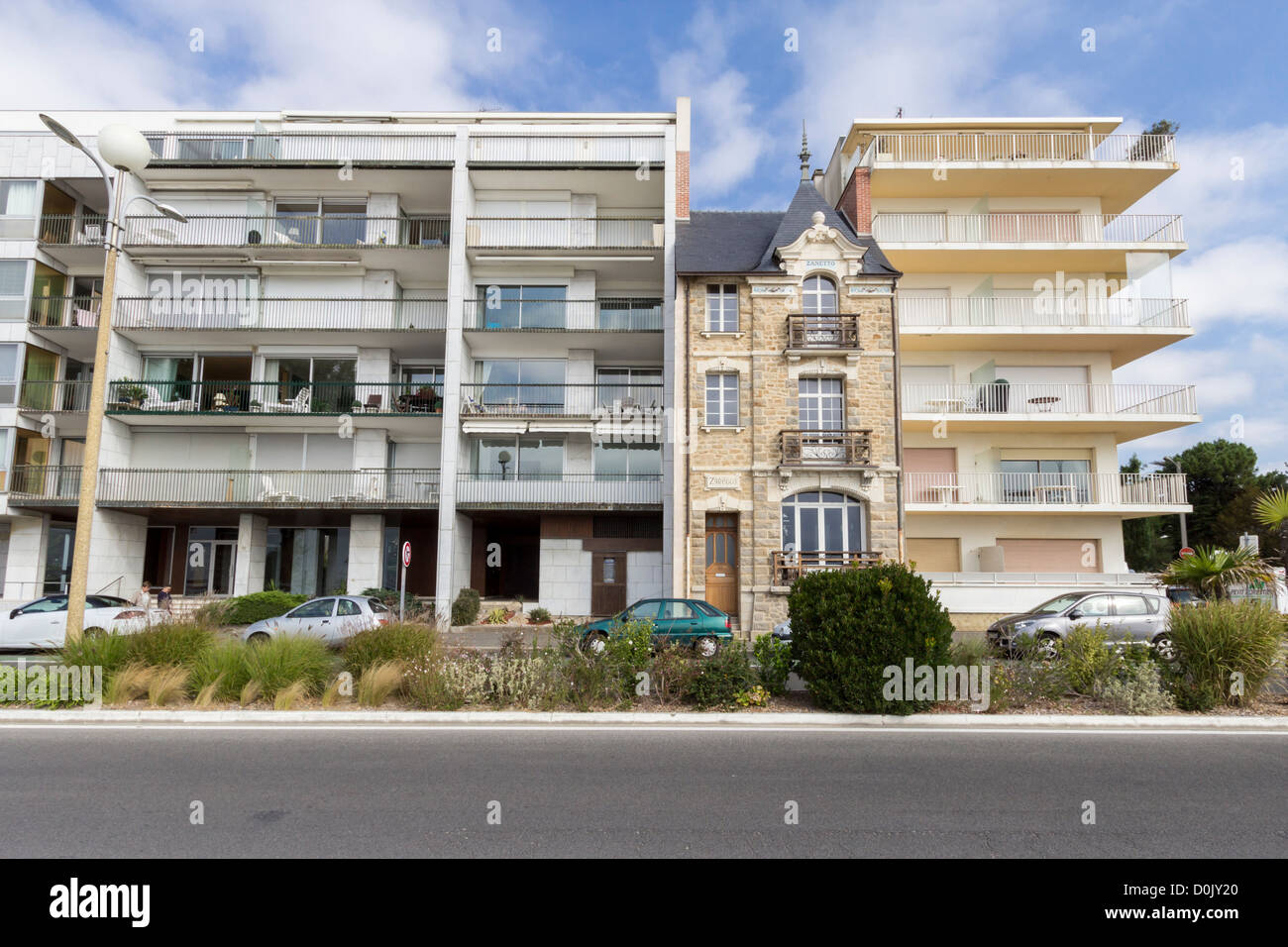 La Gran Bretagna lo stile villa antica Zanetto tra due edifici moderni a La Baule, Bretagna Francia Foto Stock